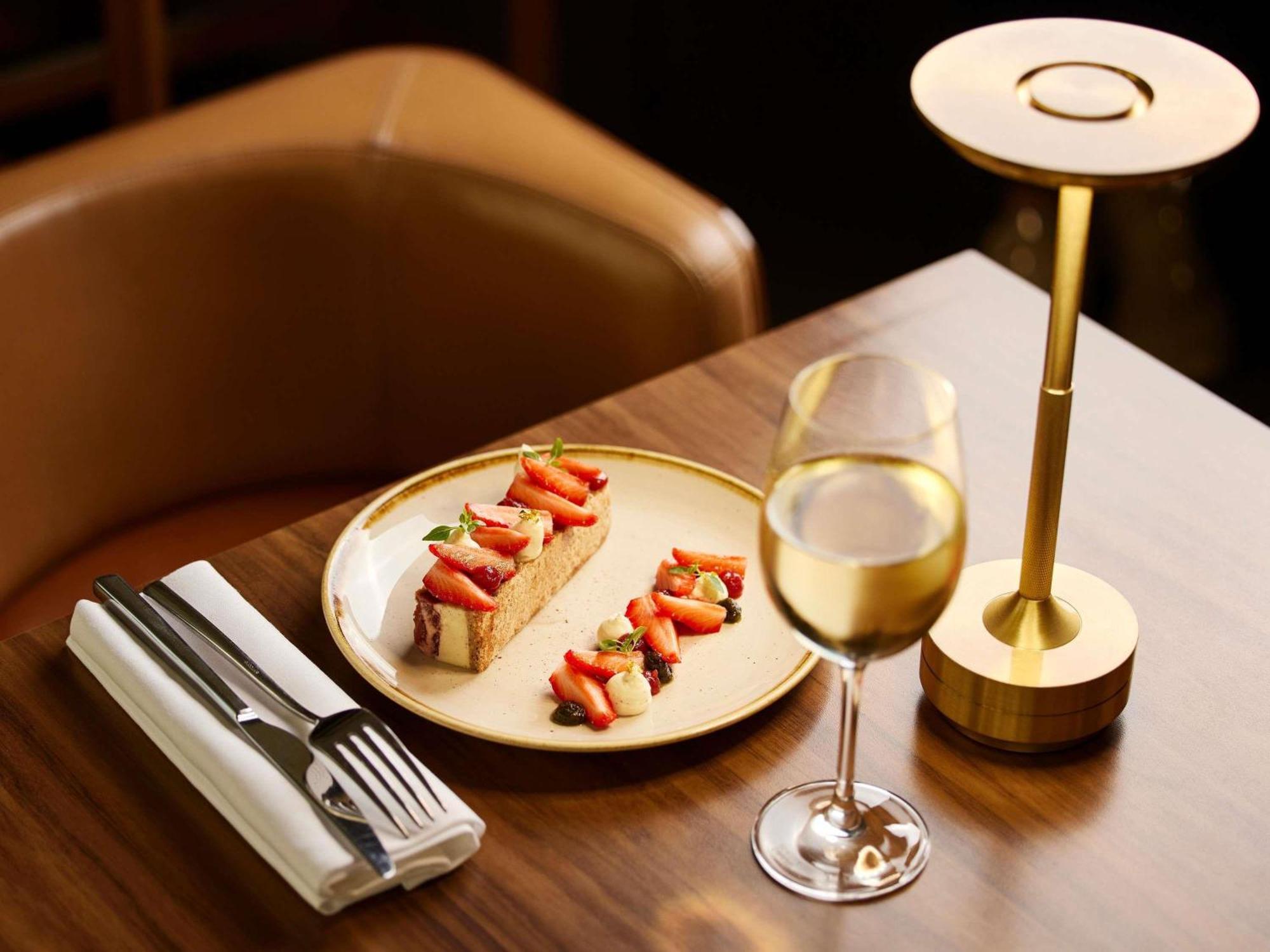 Sofitel Arc De Triomphe 5*